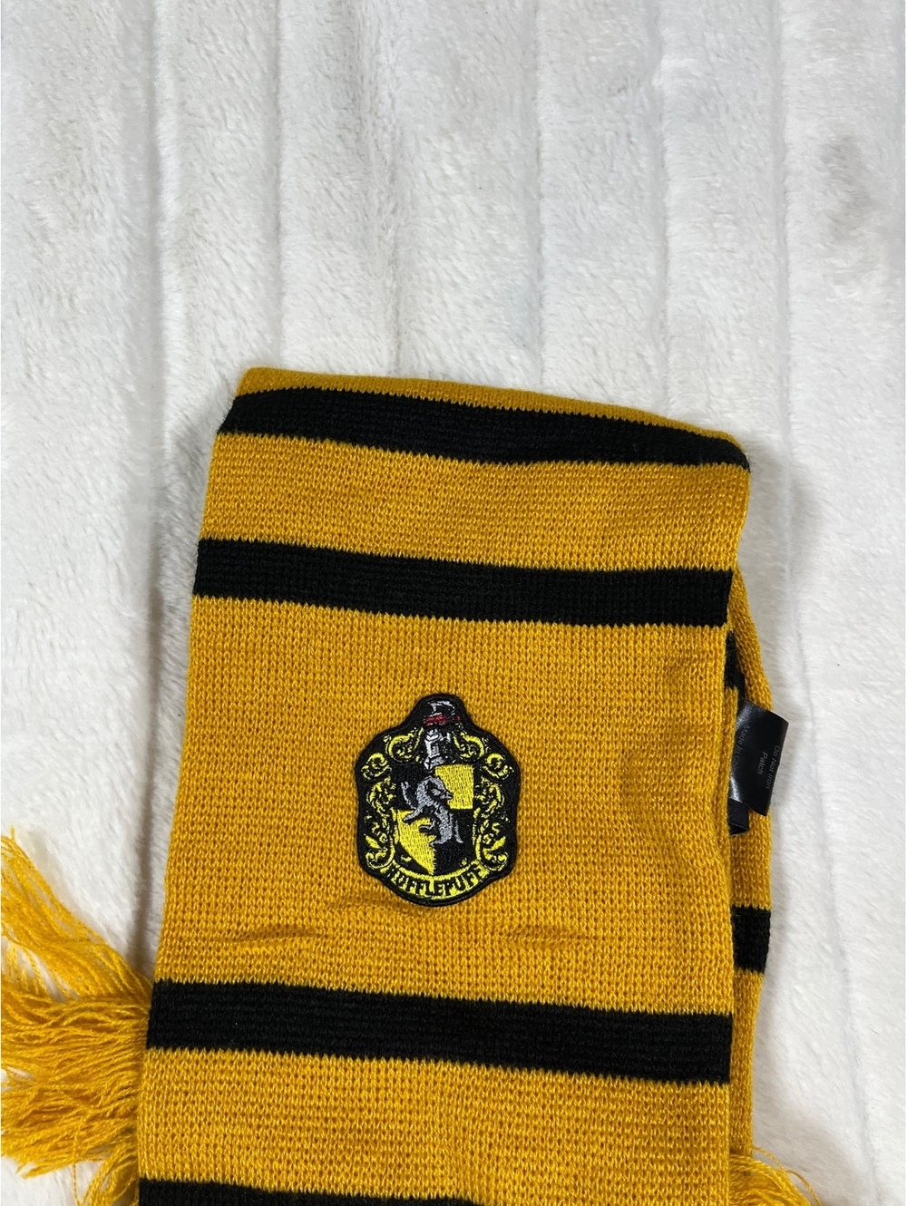 Warner Bros Harry Potter Hufflepuff Scarf Platform 9 3/4 Exclusive Fall OS Scarf
